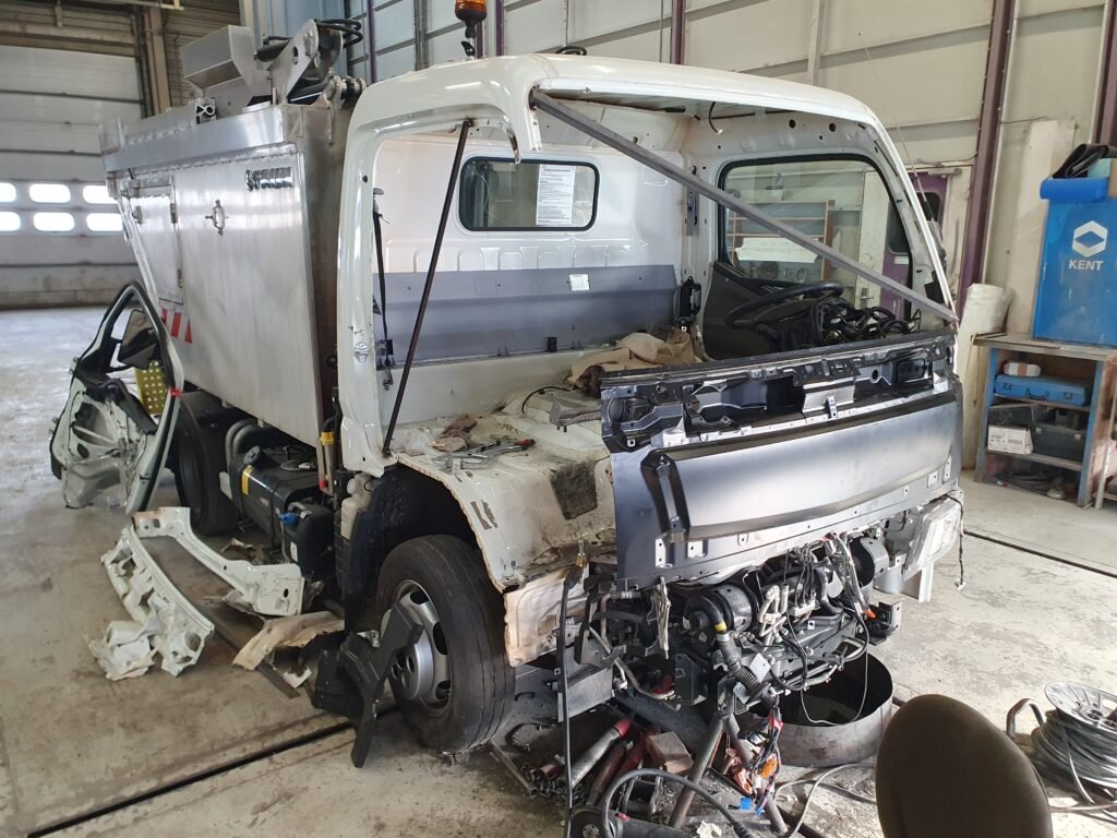 Travaux de carrosserie sur une cabine de poids lourd dans notre atelier de Mouroux