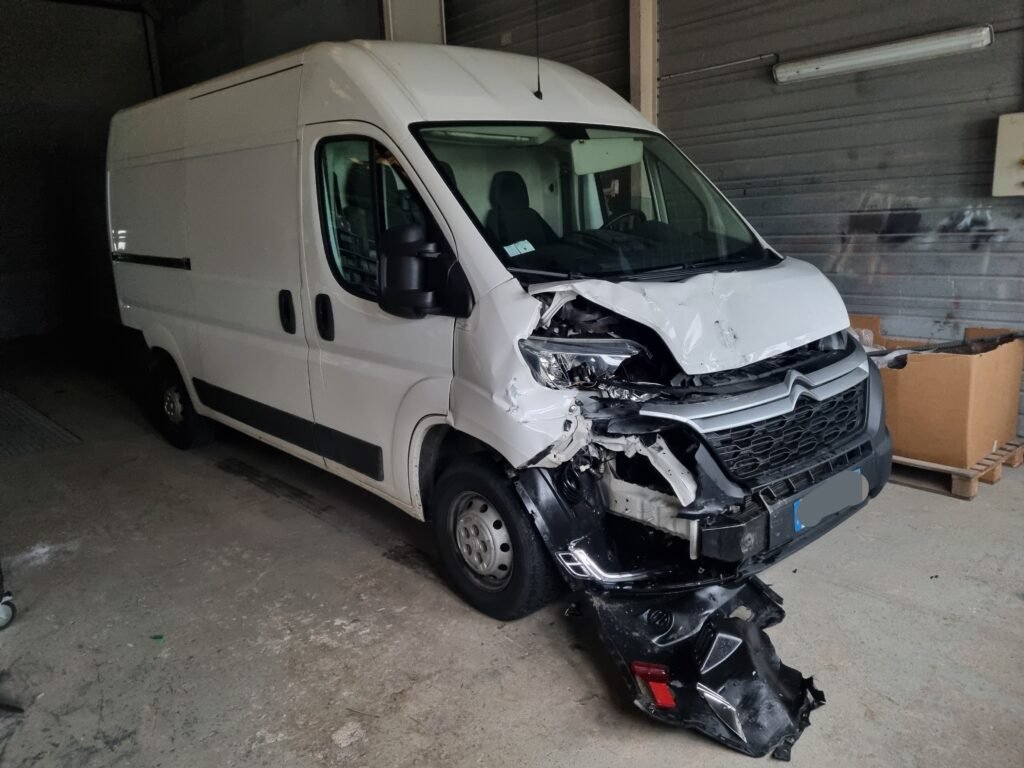 Utilitaire accidenté pris en charge en atelier